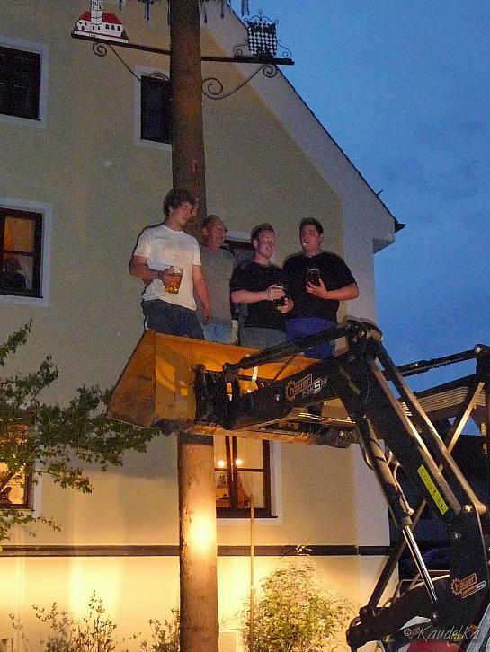 2012-05-01 maibaum-aufstellen 2012 01 05 2012 21 03 32 q