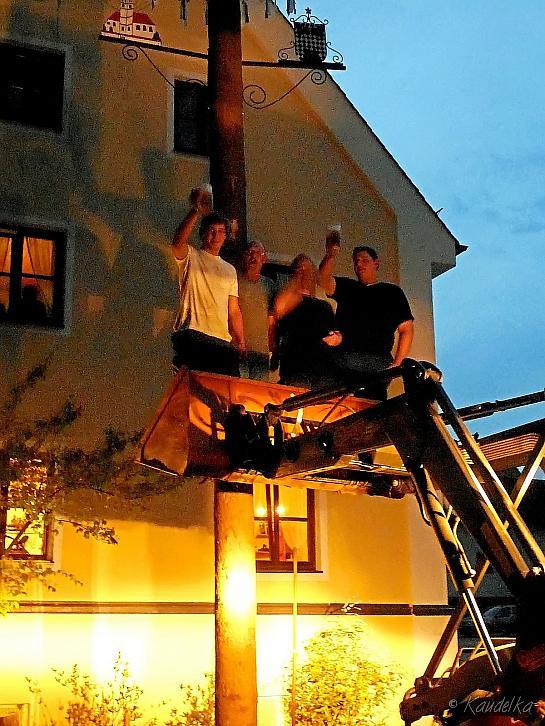 2012-05-01 maibaum-aufstellen 2012 01 05 2012 21 04 05 b