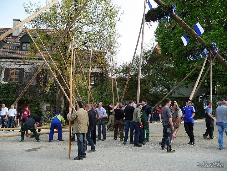 2013-05-01 maibaum-aufstellen 2013 01 05 2013 18 01 08 q