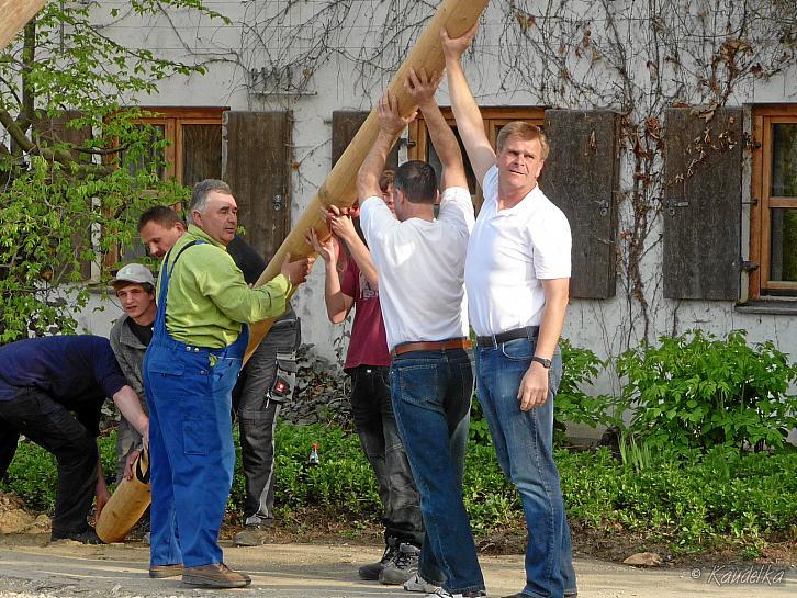 2013-05-01 maibaum-aufstellen 2013 01 05 2013 18 01 46 c