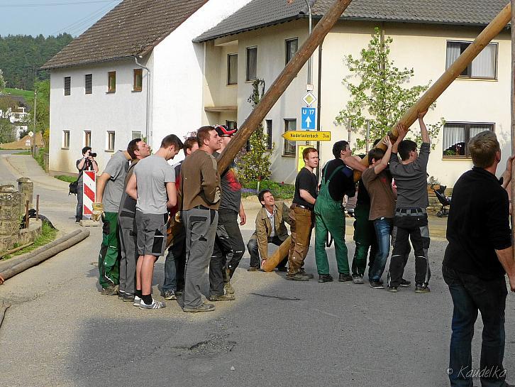 2013-05-01 maibaum-aufstellen 2013 01 05 2013 18 02 41 c