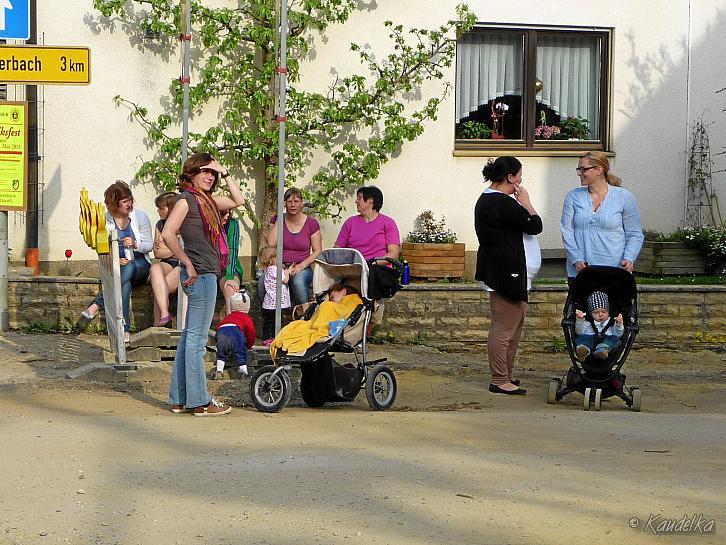 2013-05-01 maibaum-aufstellen 2013 01 05 2013 18 03 43 c