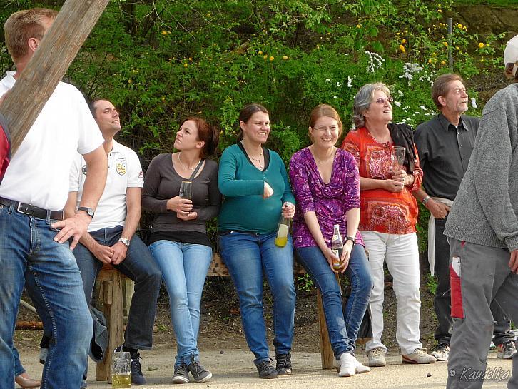2013-05-01 maibaum-aufstellen 2013 01 05 2013 18 21 38 c