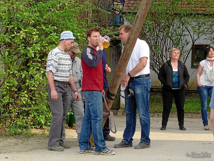 2013-05-01 maibaum-aufstellen 2013 01 05 2013 18 22 52 c