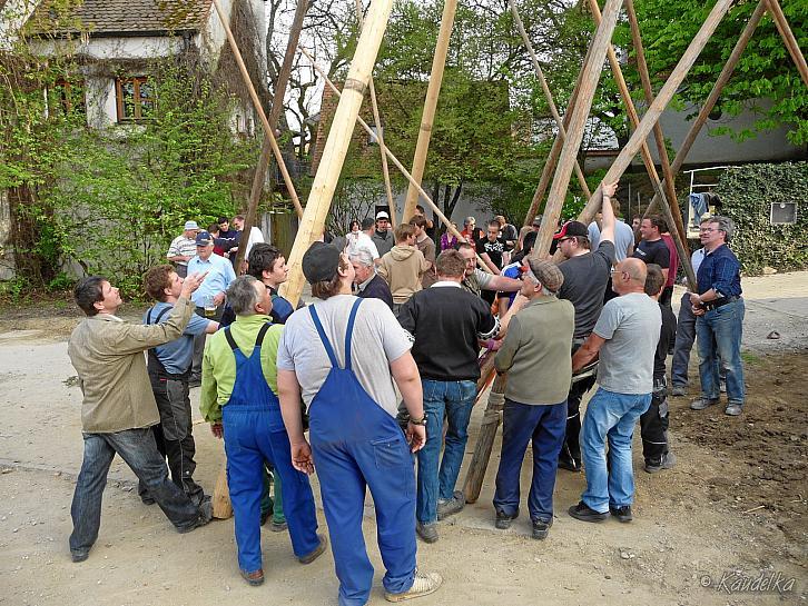 2013-05-01 maibaum-aufstellen 2013 01 05 2013 18 23 07 c