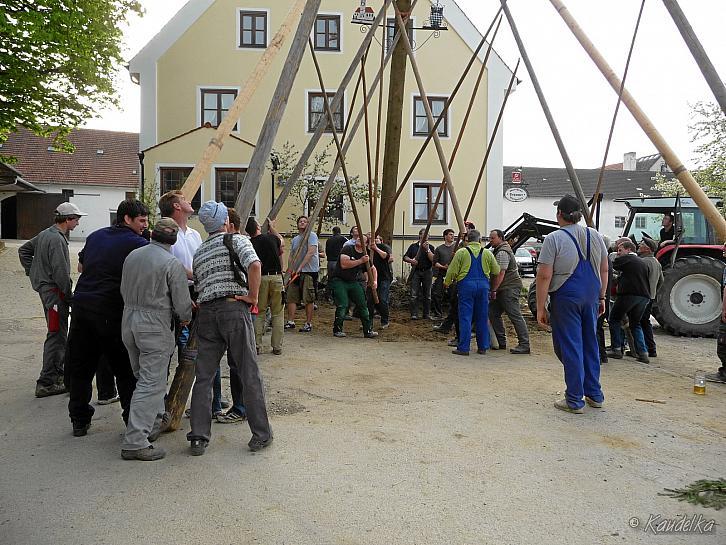 2013-05-01 maibaum-aufstellen 2013 01 05 2013 18 26 33 c