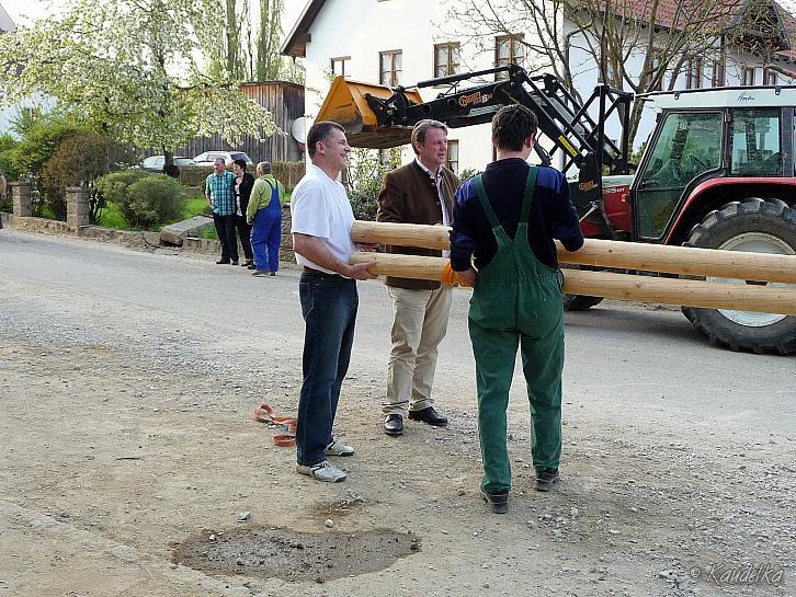 2013-05-01 maibaum-aufstellen 2013 01 05 2013 18 59 47 q