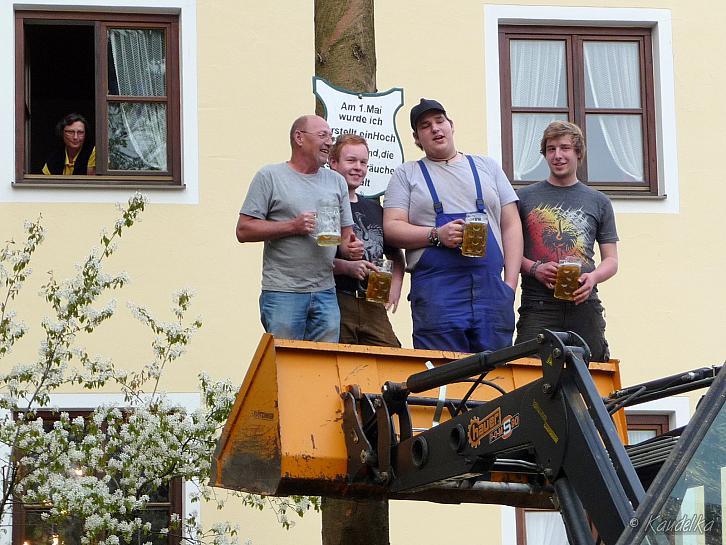 2013-05-01 maibaum-aufstellen 2013 01 05 2013 19 31 03 q