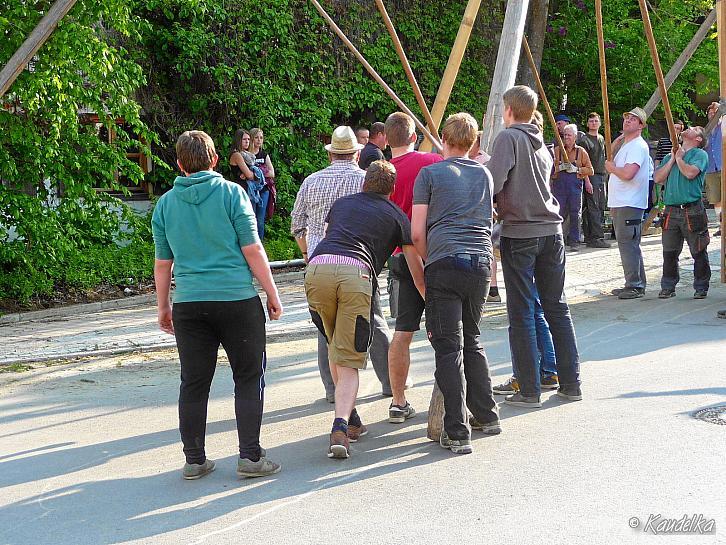 2014-04-17 maibaum-aufstellen 2014 17 04 2014 16 49 31 c