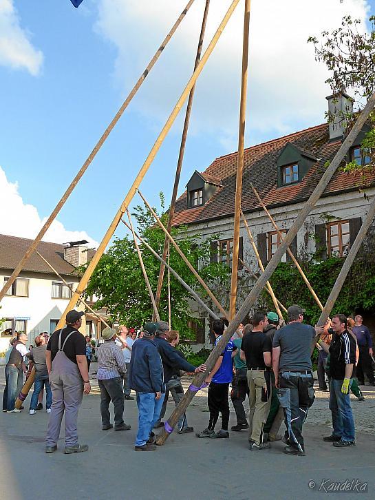 2014-04-17 maibaum-aufstellen 2014 17 04 2014 16 52 07 c