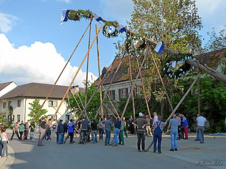 2014-04-17 maibaum-aufstellen 2014 17 04 2014 16 52 21 c