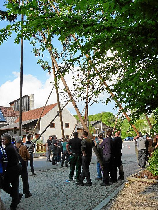 2014-04-17 maibaum-aufstellen 2014 17 04 2014 17 01 43 c