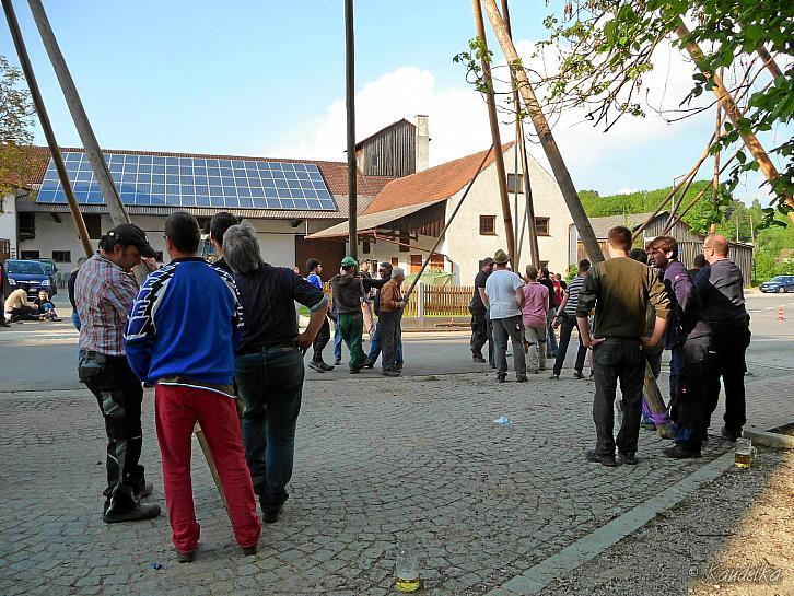 2014-04-17 maibaum-aufstellen 2014 17 04 2014 17 04 47 c