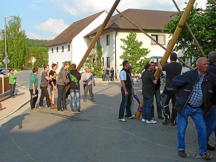 2014-04-17 maibaum-aufstellen 2014 17 04 2014 17 05 06 c
