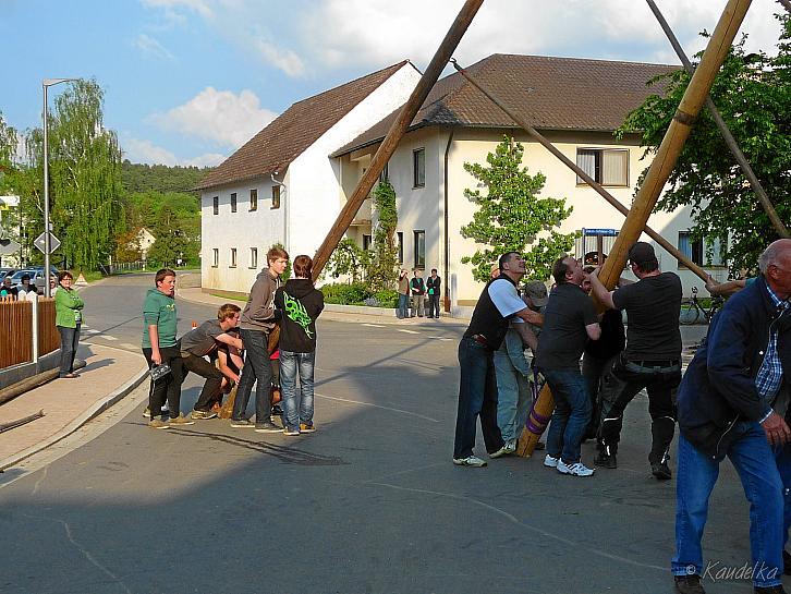 2014-04-17 maibaum-aufstellen 2014 17 04 2014 17 05 10 c