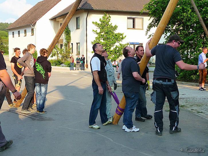 2014-04-17 maibaum-aufstellen 2014 17 04 2014 17 05 33 q