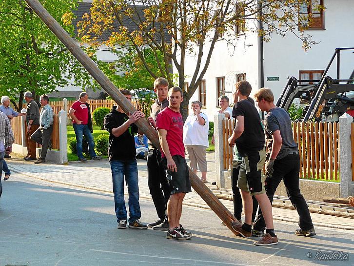 2014-04-17 maibaum-aufstellen 2014 17 04 2014 17 06 21 c