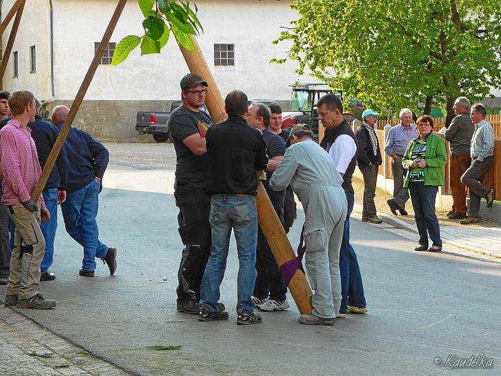 2014-04-17 maibaum-aufstellen 2014 17 04 2014 17 06 38 c