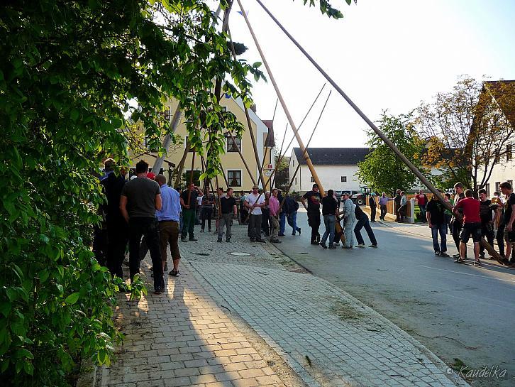 2014-04-17 maibaum-aufstellen 2014 17 04 2014 17 06 56 q