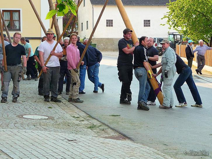 2014-04-17 maibaum-aufstellen 2014 17 04 2014 17 07 05 q