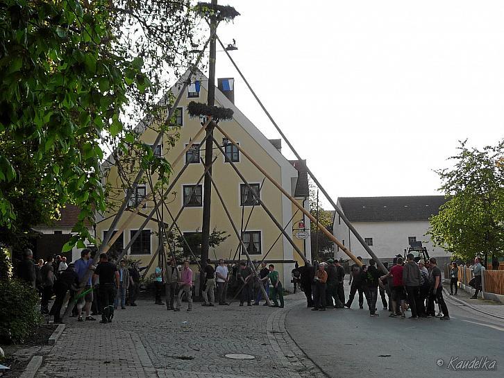 2014-04-17 maibaum-aufstellen 2014 17 04 2014 17 46 38 c