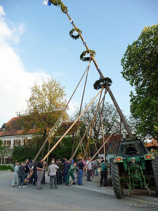 2014-04-17 maibaum-aufstellen 2014 17 04 2014 17 52 04 q