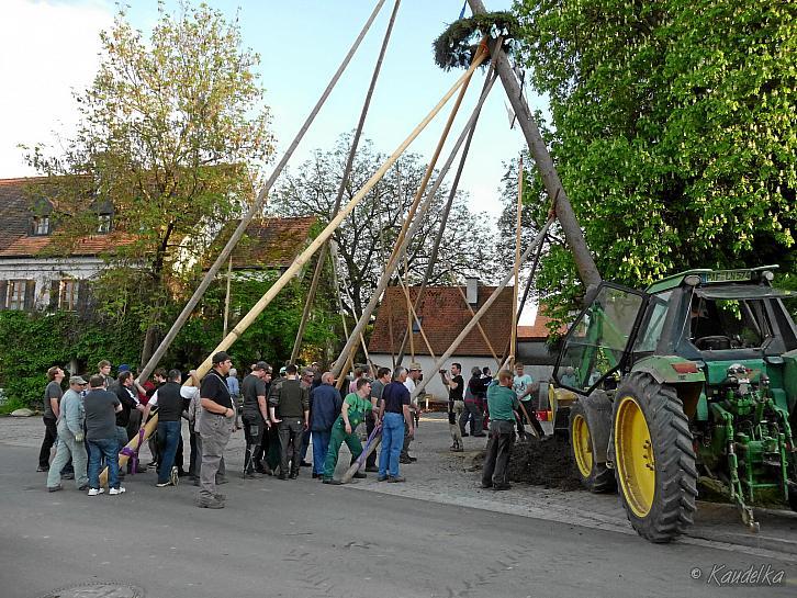 2014-04-17 maibaum-aufstellen 2014 17 04 2014 17 52 12 c