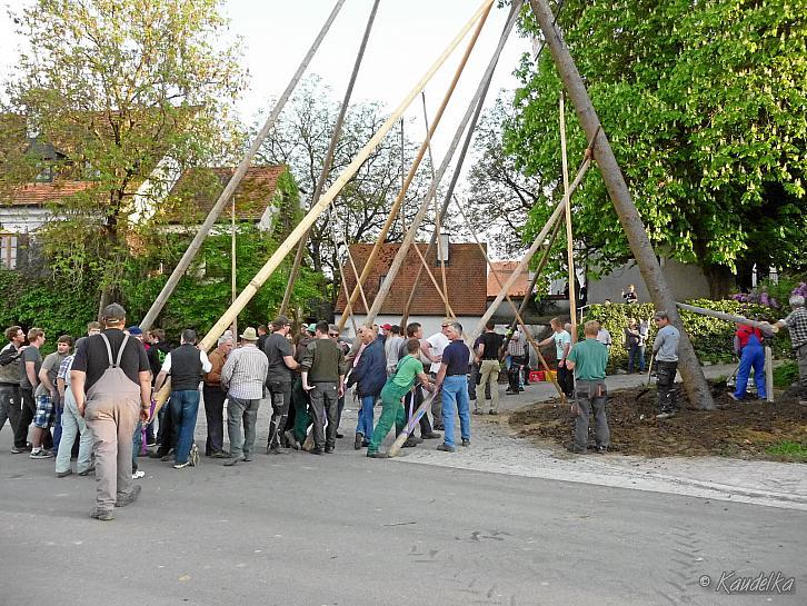 2014-04-17 maibaum-aufstellen 2014 17 04 2014 17 52 43 c
