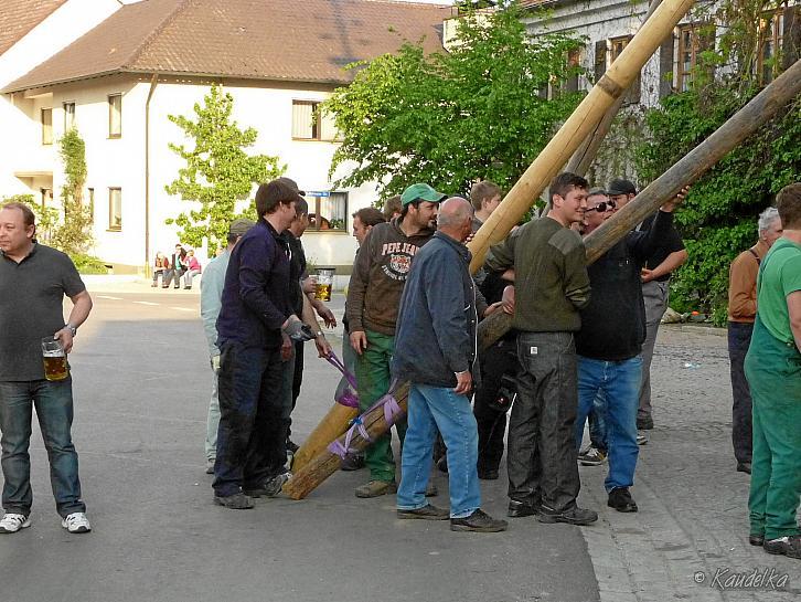 2014-04-17 maibaum-aufstellen 2014 17 04 2014 17 55 14 c