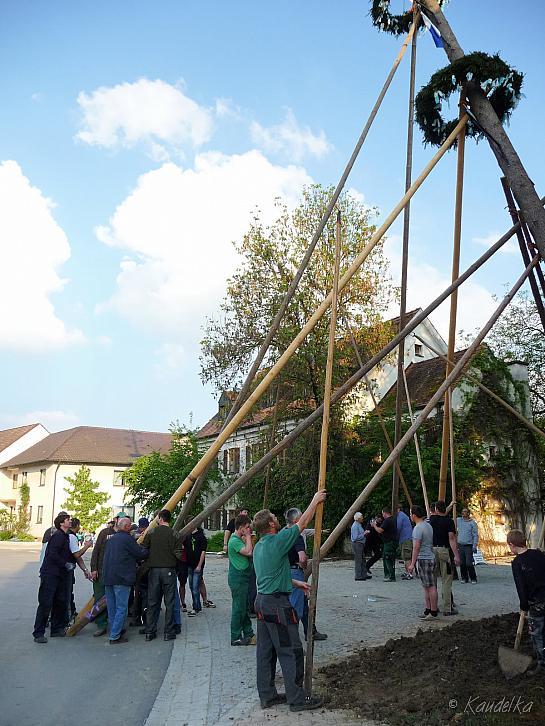 2014-04-17 maibaum-aufstellen 2014 17 04 2014 17 55 22 q