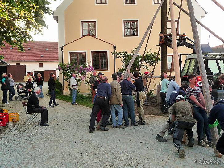 2014-04-17 maibaum-aufstellen 2014 17 04 2014 18 16 20 q