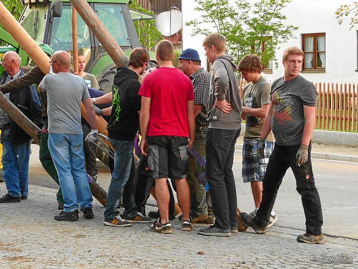 2014-04-17 maibaum-aufstellen 2014 17 04 2014 18 16 30 c