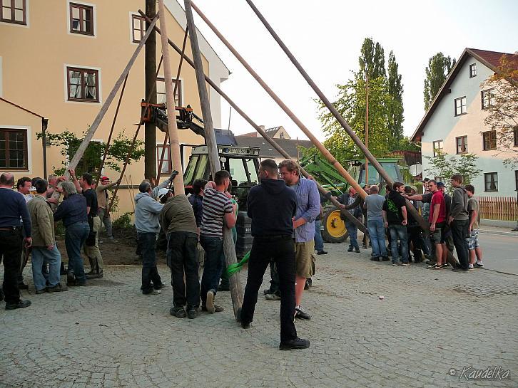 2014-04-17 maibaum-aufstellen 2014 17 04 2014 18 17 18 q