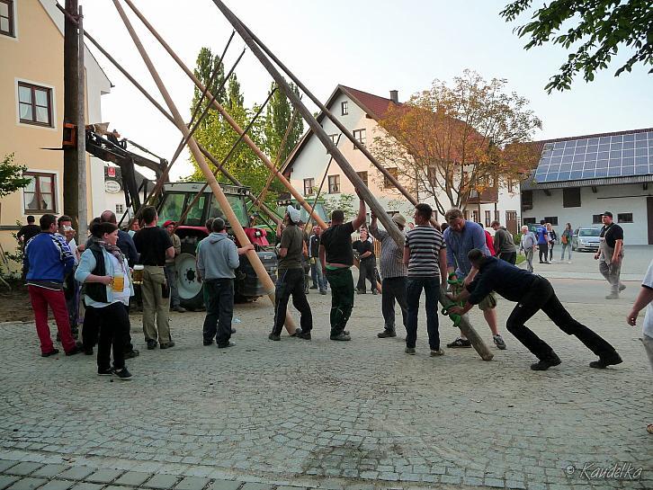 2014-04-17 maibaum-aufstellen 2014 17 04 2014 18 19 02 q