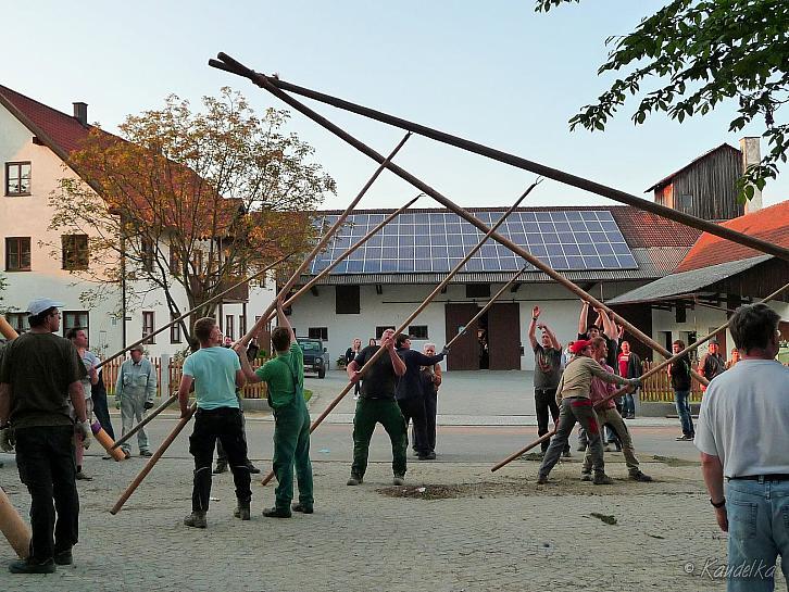 2014-04-17 maibaum-aufstellen 2014 17 04 2014 18 21 19 q