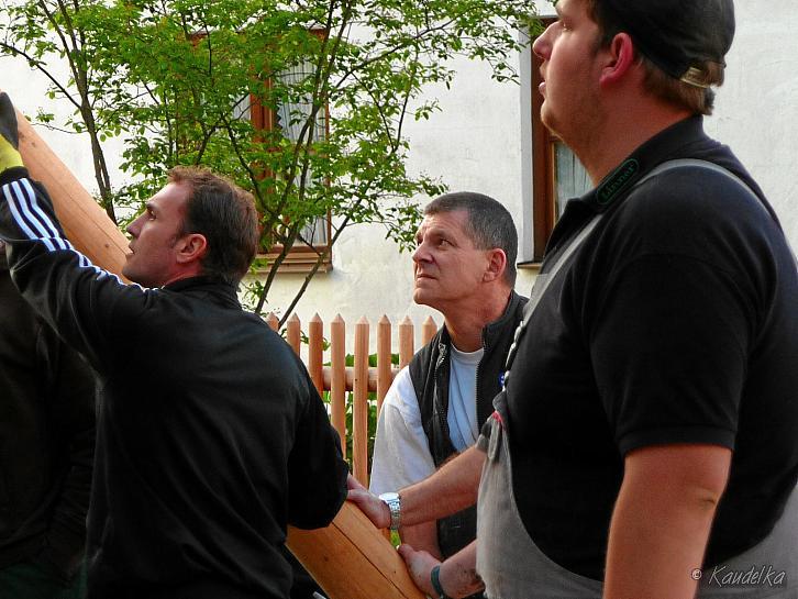 2014-04-17 maibaum-aufstellen 2014 17 04 2014 18 26 18 c