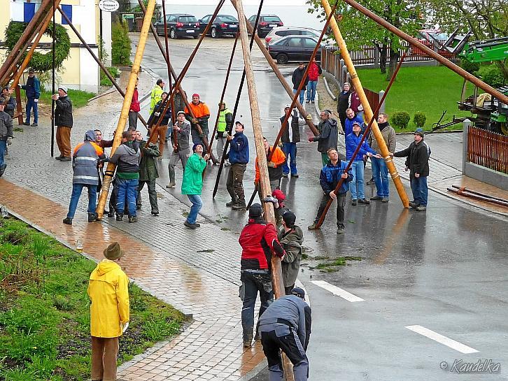 2015-05-01 maibaum-aufstellen 2015 01 05 2015 17 48 41 pf