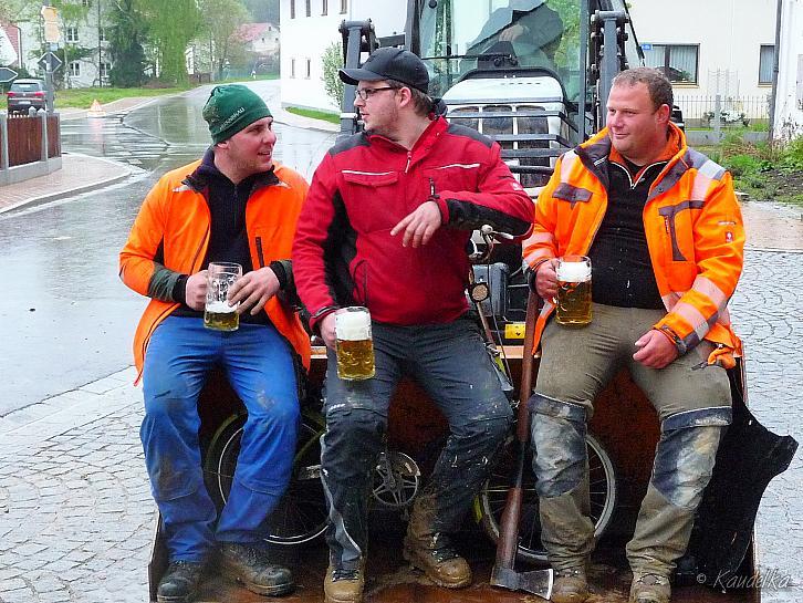 2015-05-01 maibaum-aufstellen 2015 01 05 2015 20 01 49 p