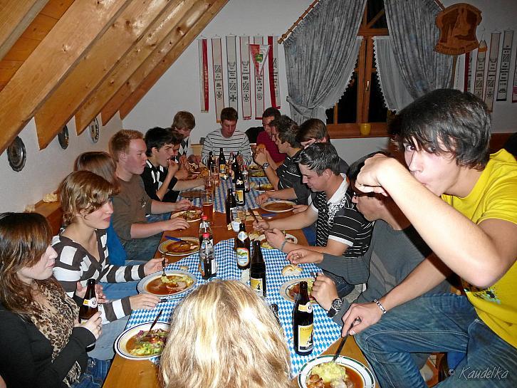 2009-11-14 sg-olb spanferkelessen im ffw 14 11 2009 21 27 42 c