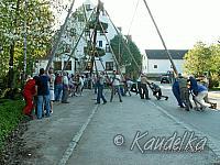 2005-05-01 maibaum aufstellen 028 01 05 2005 17 28 43 a