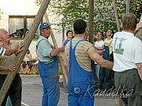 2005-05-01 maibaum aufstellen 041 01 05 2005 17 36 59 a