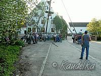 2005-05-01 maibaum aufstellen 069 01 05 2005 18 01 20 a