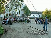 2005-05-01 maibaum aufstellen 082 01 05 2005 18 12 42 a