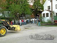 2005-05-01 maibaum aufstellen 089 01 05 2005 a