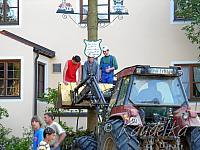 2007-05-01 maibaum aufstellen 01 05 2007 19 17 27 b