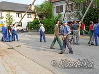 2009-05-01 maibaum-aufstellen 2009 01 05 2009 17 40 23 a