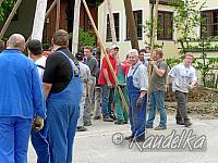 2009-05-01 maibaum-aufstellen 2009 01 05 2009 18 02 16 a