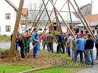 2010-05-01 maibaum-aufstellen 2010 01 05 2010 19 06 33 b