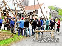 2010-05-01 maibaum-aufstellen 2010 01 05 2010 19 06 42 b