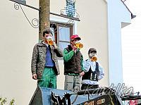 2010-05-01 maibaum-aufstellen 2010 01 05 2010 19 56 21 b